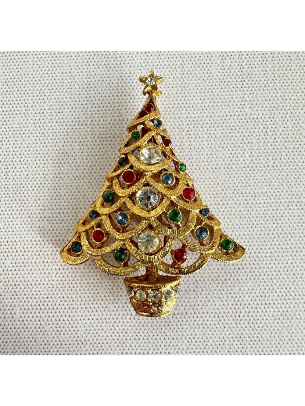 LJM Signed Christmas Tree Brooch Gold Tone Rhinestone Laurentian Vintage Holiday